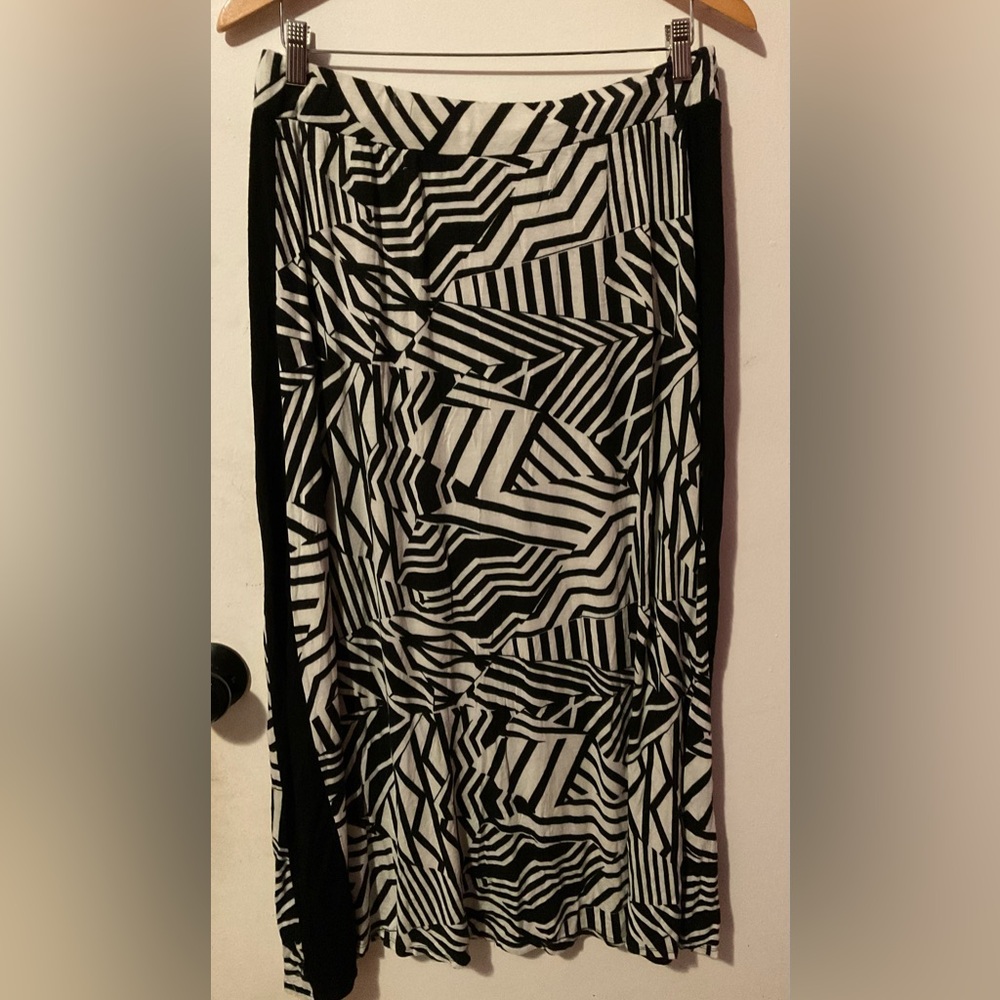 Perseption women’s Black and White Abstract Maxi Skirt size 1X